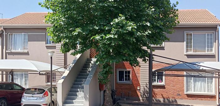 Rynfield Apartment For Sale: 2 beds, private garden, open plan living.