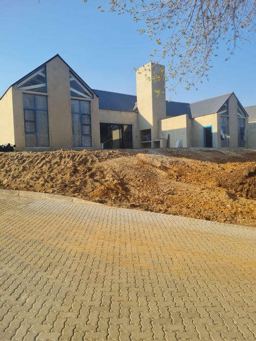 Emfuleni Golf Estate Townhouse For Sale: Riverfront access, luxury finishes, private jetties.