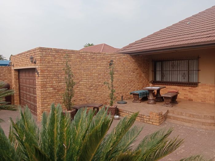 Parkdene House For Sale: 3 beds, pool, office space, plus 2 flatlets.