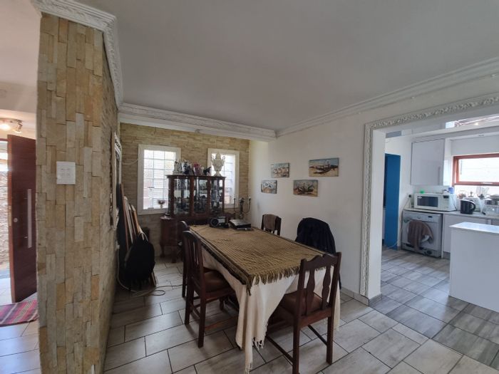 Buccleuch House For Sale: 4 beds, garden, security, near schools and amenities.