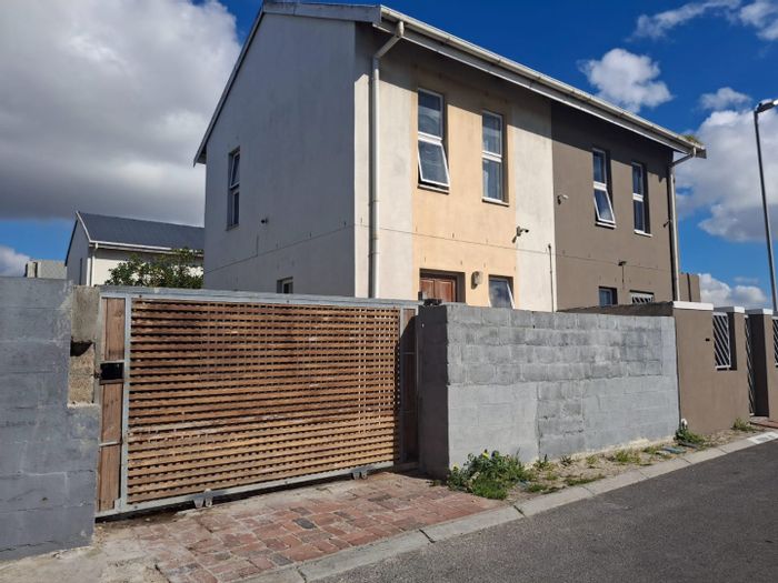 Morgan Village House For Sale: 2 beds, parking for 6, near transport and mall.