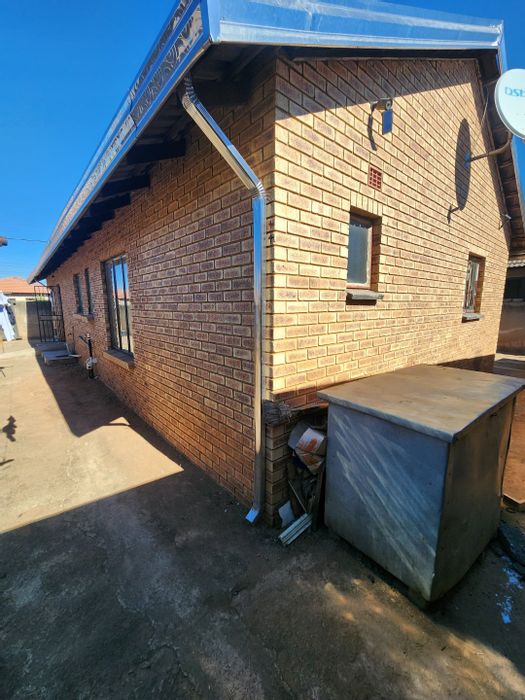 For Sale: House in Protea Glen with 3 bedrooms, secure yard, and ample parking.