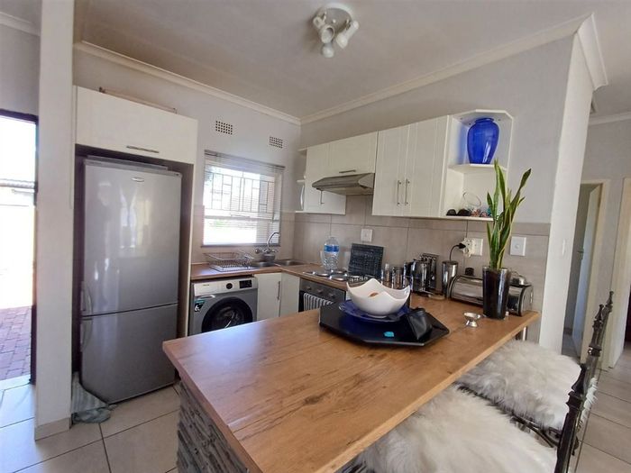 Townhouse for Sale in Kempton Park Ext 1: 2 Bedrooms, Open-plan Living, Carport.
