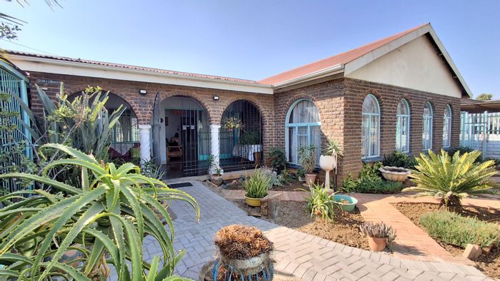 Danville House For Sale: 4 Bedrooms, spacious living, double garage, reliable borehole.