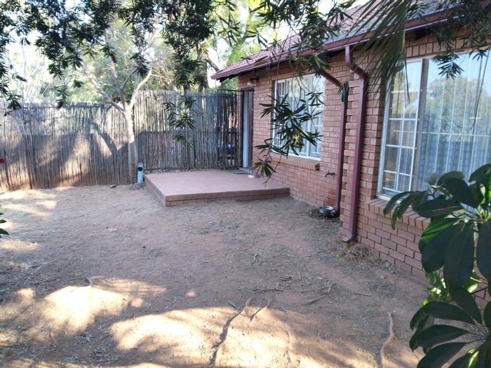 Waterkloof Park Townhouse To Rent: 2 Beds, Garden, Security, Pool Access.