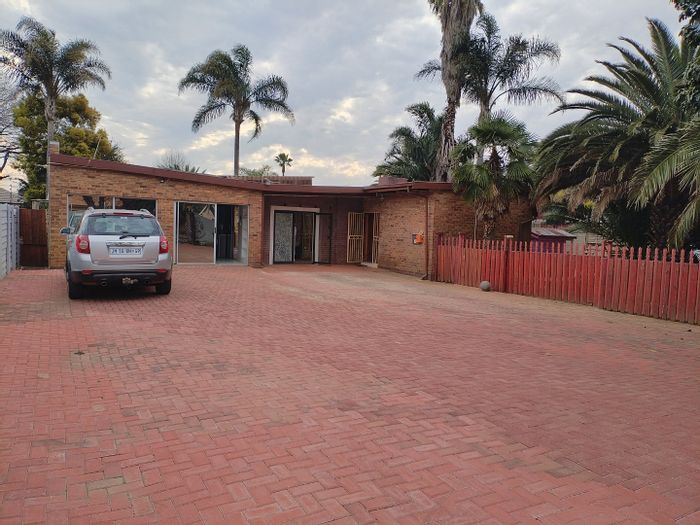 Petersfield House For Sale: Unique layout, study, salon, pool, borehole, dual entrances.