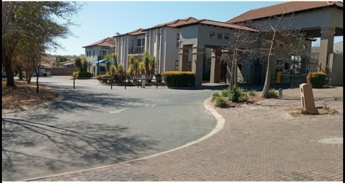 Commercial property for sale in Noordwyk: strong rental income, ample parking, and offices.