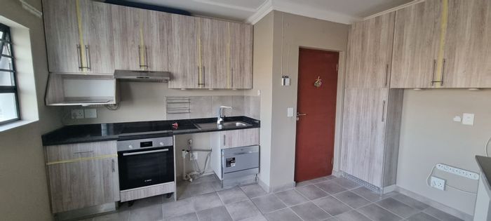 Belhar House For Sale: 2 bedrooms, open plan living, 24-hour security, close to universities.