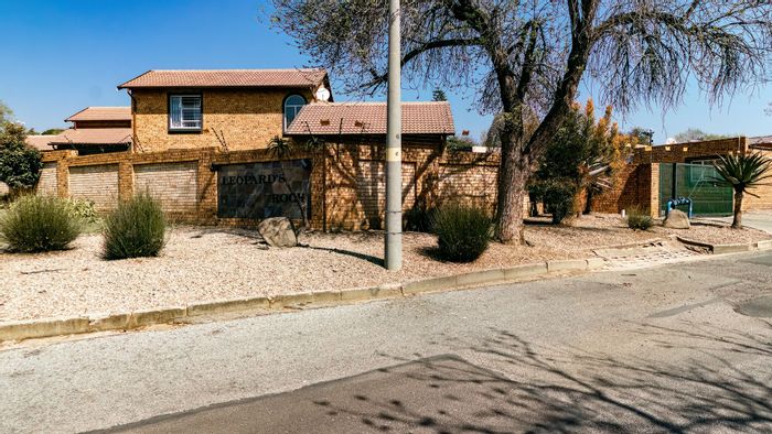 Illiondale Townhouse For Sale: 3 beds, private garden, double garage, secure complex.