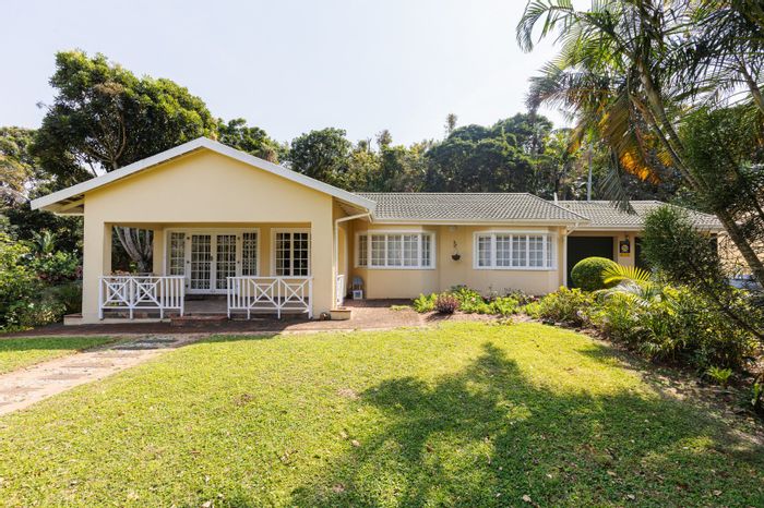 Umtentweni Townhouse For Sale: 3 beds, double garage, near beach and amenities.