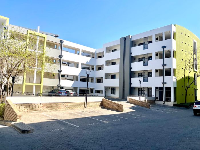 Edenburg Apartment For Sale: 1 Bedroom, Open Plan Living, Balcony, Kitchen Amenities.