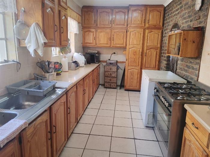 For Sale: House in Witkoppie Ridge with 3 beds, granny flat, and double garage.