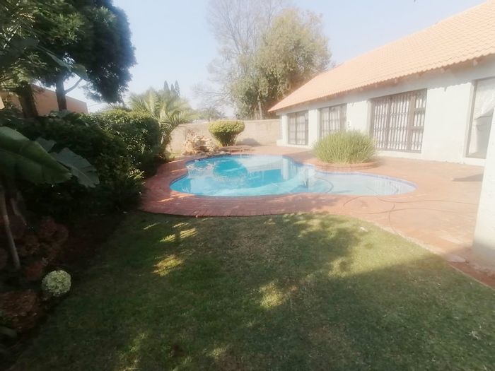Townhouse To Rent in Bedfordview Central: 1 bedroom, pool, pet-friendly, prepaid utilities.