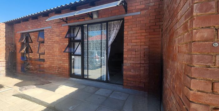 Laudium House For Sale: 3 units, secure parking, ideal for investment or family.