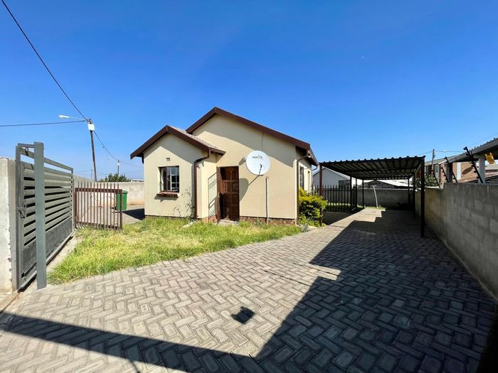 To Rent: House in Nazareth with parking, pet-friendly, and communal park access.