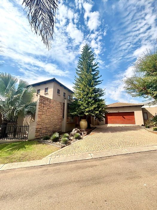Eldo Glen House For Sale: 3 ensuite bedrooms, pool, gourmet kitchen, double garage.