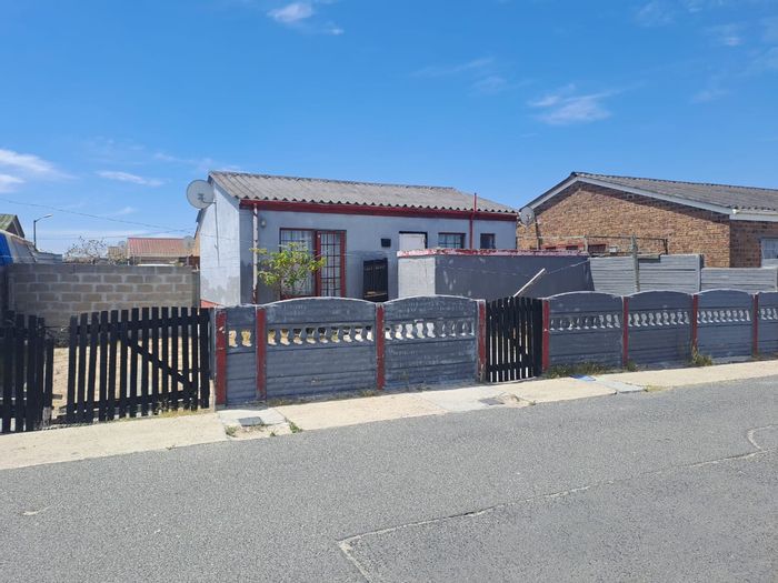 3-Bedroom House in Beacon Valley For Sale with Large Yard and Parking.