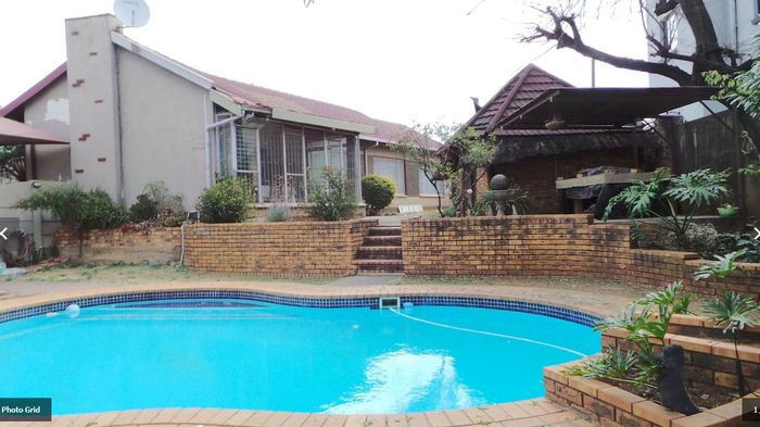 Woodmere House For Sale: 3 Bedrooms, pool, garage, near schools and shops.
