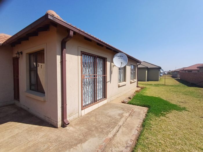 Ellaton House For Sale: 3 bedrooms, en-suite, carport, spacious living area.