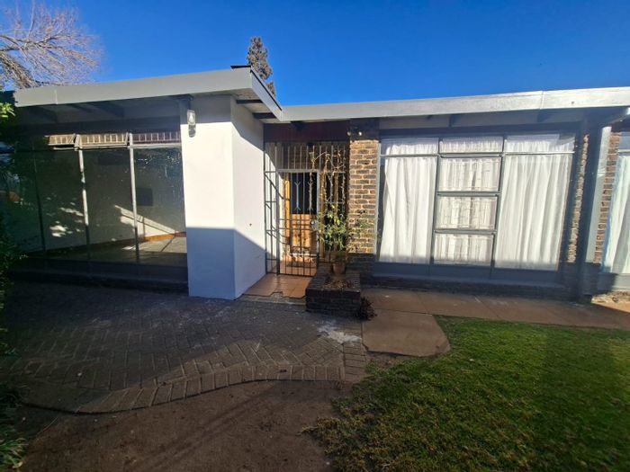 Flamwood House For Sale: 3 beds, borehole, double garage, renovation potential.