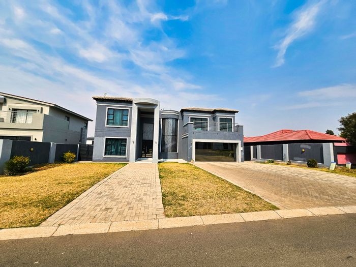 5-bedroom house for sale in Helderwyk with spacious layout and outdoor entertainment.