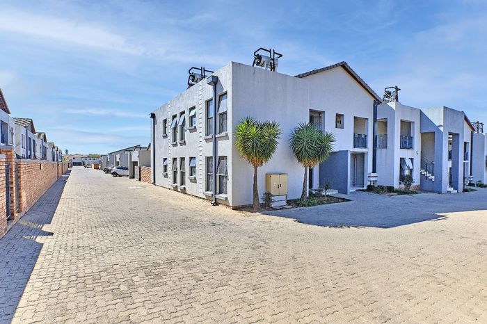 For Sale: 2-Bedroom Apartment in Summerset with Pool, Clubhouse, and 24-Hour Security.
