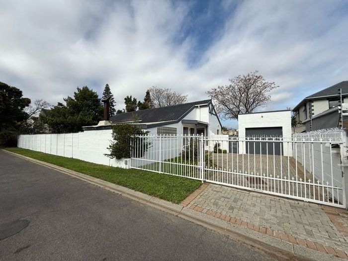 Property #2415560, House Rental Monthly in Somerset West Central