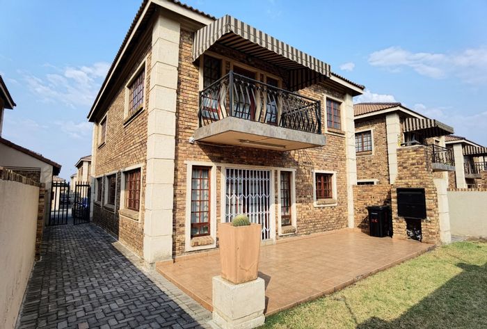 For Sale: Apartment in Modder East with 3 beds, secure complex, outdoor braai.