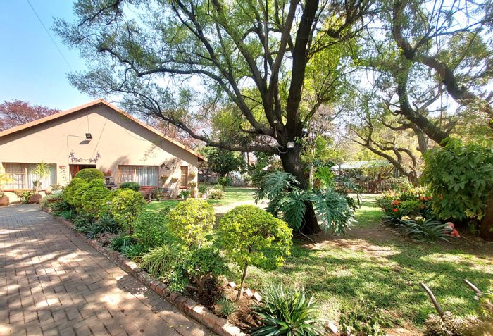 Elandsrand House For Sale: 4 beds, secure garden, lapa, near schools and shops.