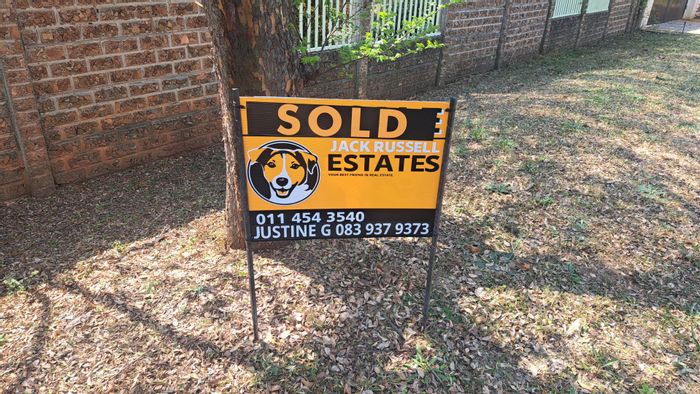 Lakeside house in Modderfontein for sale, 3 beds, large 1096 m² stand.