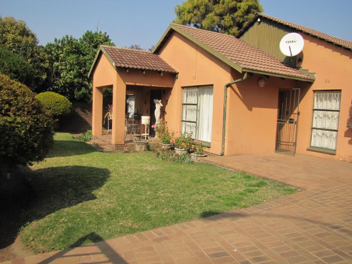 For Sale: House in Beyers Park with pool, flatlet, and spacious yard.
