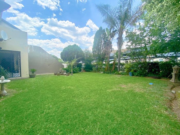 Vorna Valley Apartment For Sale: 2 Bedrooms, large garden, pool, 24-hour security.