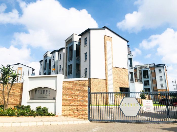 For Sale: Apartment in Barbeque Downs with clubhouse, pool, and secure access.