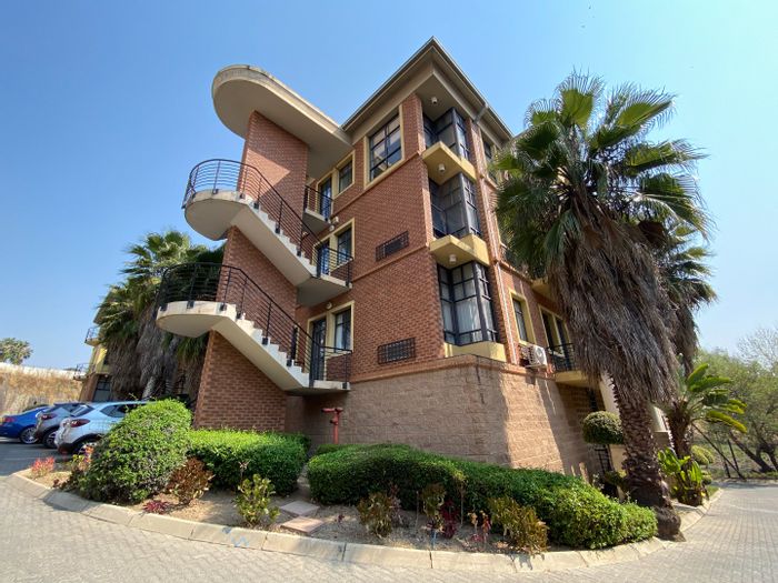Commercial office suites to rent in Witkoppen with meeting rooms and parking.