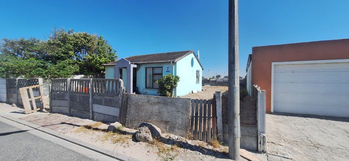 3-Bedroom House For Sale in Colorado Park, 421m² erf, fixer-upper opportunity.