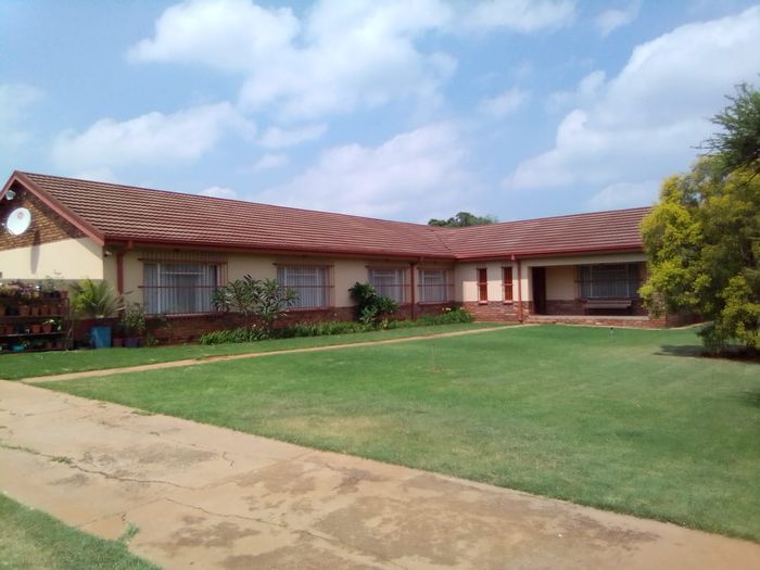 For Sale: House in Swacina Park AH with rental income and farming potential.
