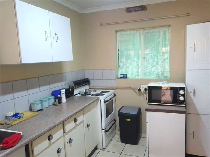 Spacious Lilianton house for sale: 8 bedrooms, pool, 3-car garage, ideal for families.