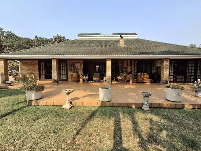 Marina Beach House For Sale: 3 beds, large garden, double garage, security features.