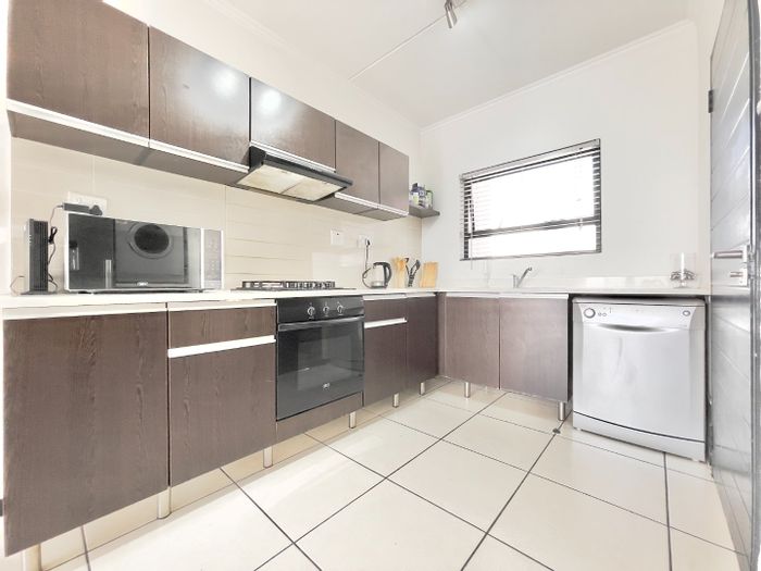 2 Bedroom Apartment To Rent in Fourways with gym, pool, and 24/7 security.