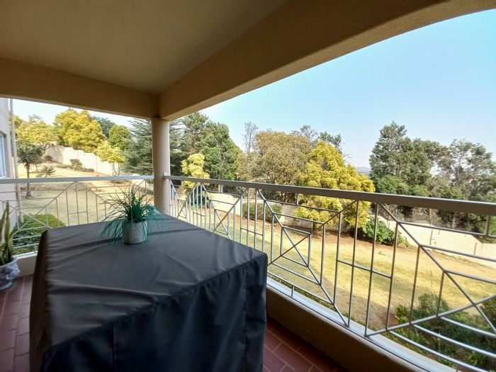 For Sale: Apartment in Primrose Hill with 3 bedrooms, pool, and squash courts.