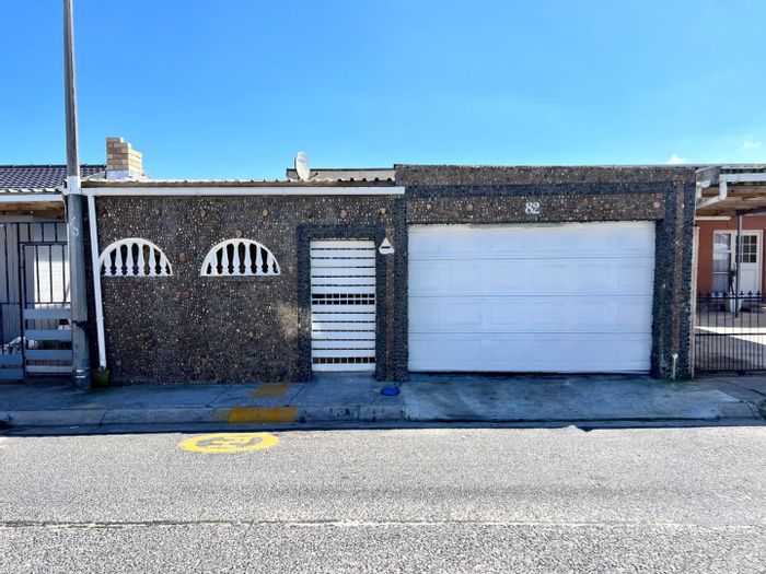 3 Bedroom house for sale in Rocklands with secure parking and close amenities.