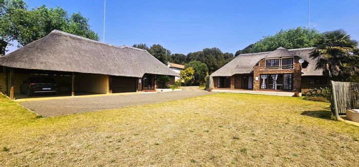 For Sale: House in Deneysville Central with 4 beds, flatlet, and scenic views.