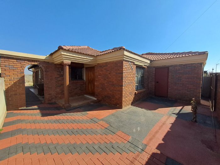 Doornkop House For Sale: 3 Bedrooms, Cottage Potential, Spacious Yard, Move-in Ready.