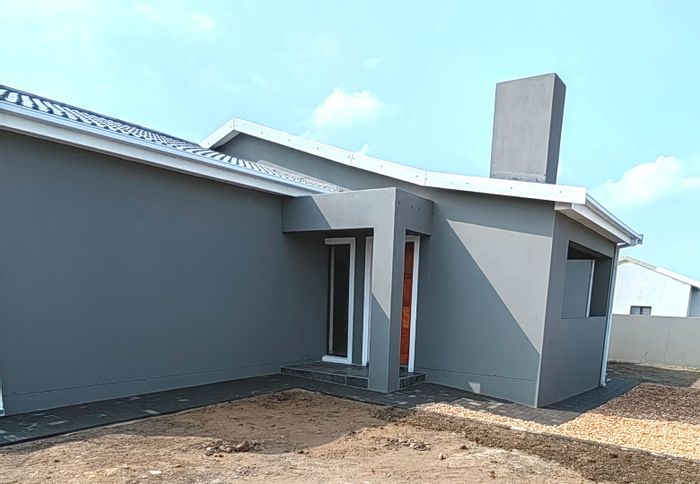 Fountains Estate House For Sale: 3 beds, 2 baths, braai area, secure garden.