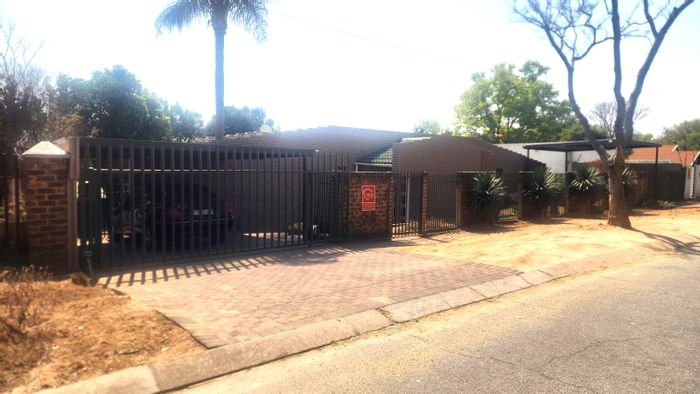 For Sale: House in Vorna Valley with 3 en-suite bedrooms, pool, and security.
