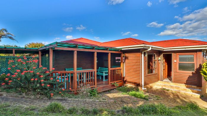 For Sale: House in Dana Bay with 3 bedrooms, sea views, and ample parking.