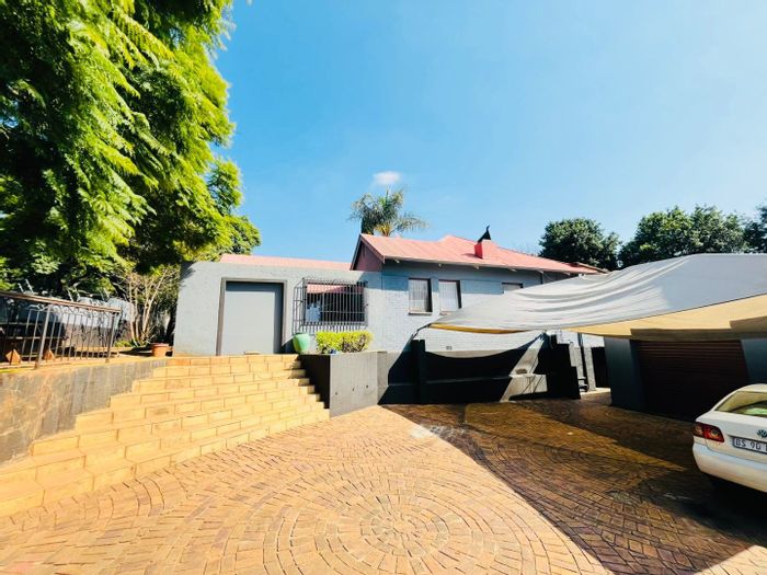 For Sale: Melville House with 10 Bedrooms, Cottage, and Rental Income Potential.
