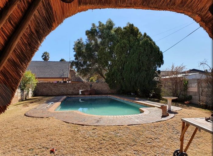 Flamwood House For Sale: 4 beds, pool, double garage, near schools.