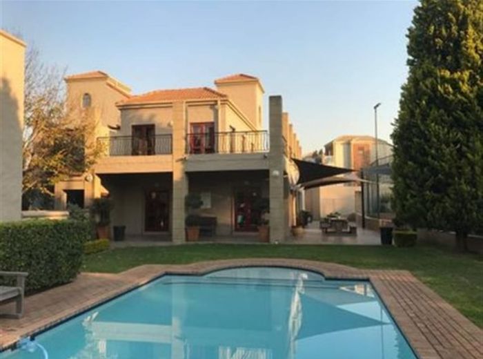 Paulshof Apartment To Rent: 2 Bedrooms, Loft, Pet-Friendly, Secure Complex, Parking Included.