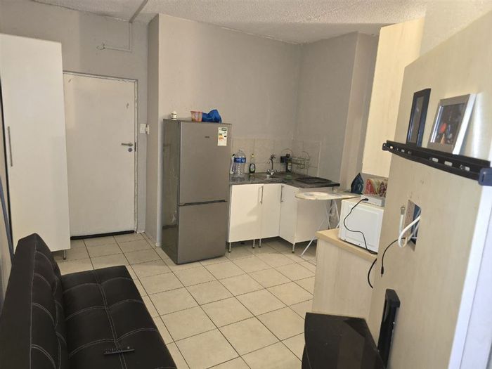 2-Bedroom Apartment For Sale in Kempton Park Central with lounge and scullery.
